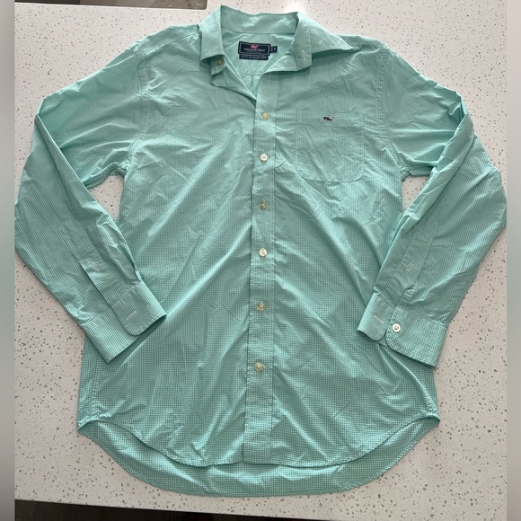 Vineyard Vines Men’s Classic Fit Tucker Shirt in green - Picture 1 of 5